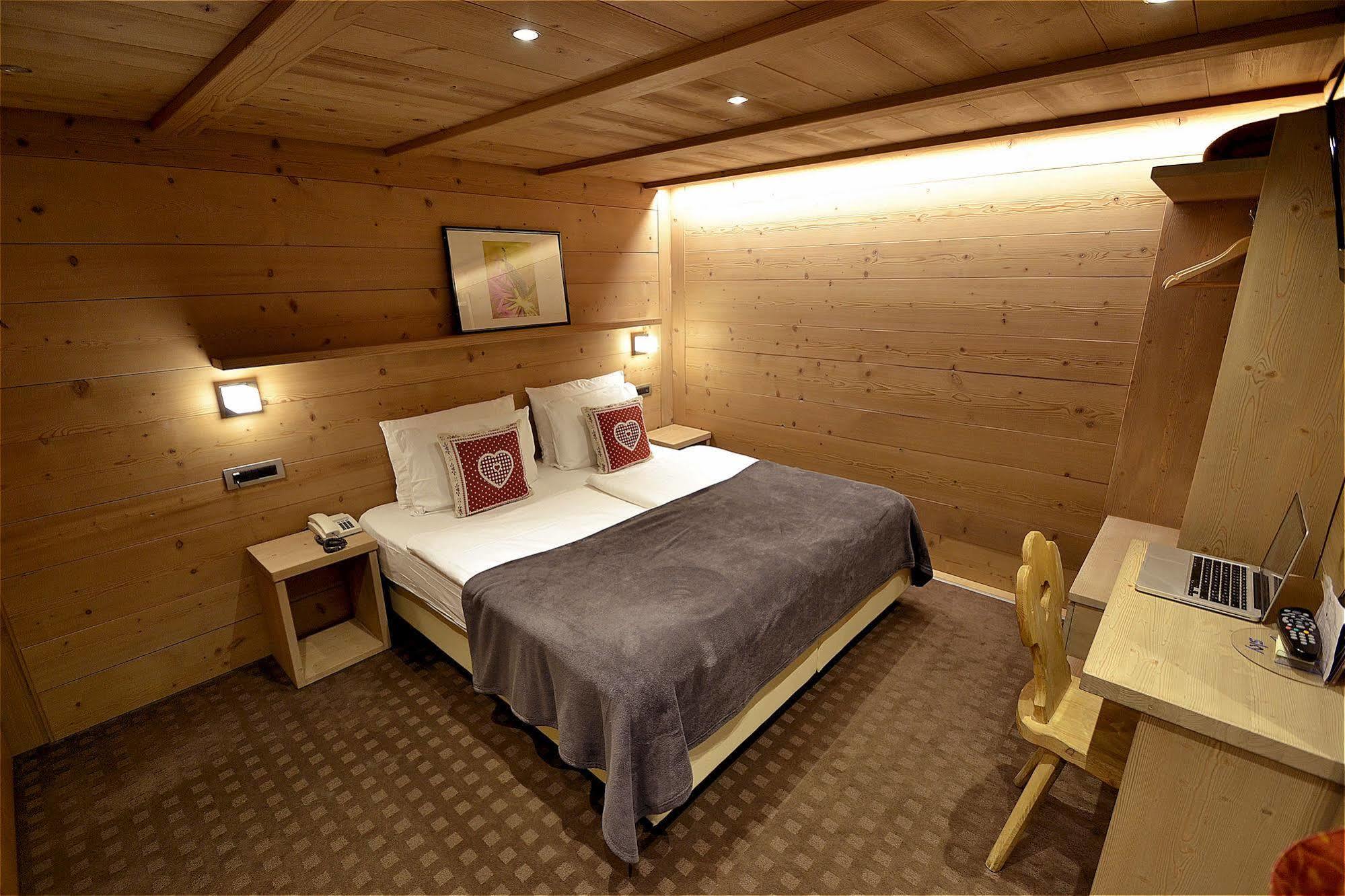 Hotel Piccolo Tibet Livigno Exterior photo