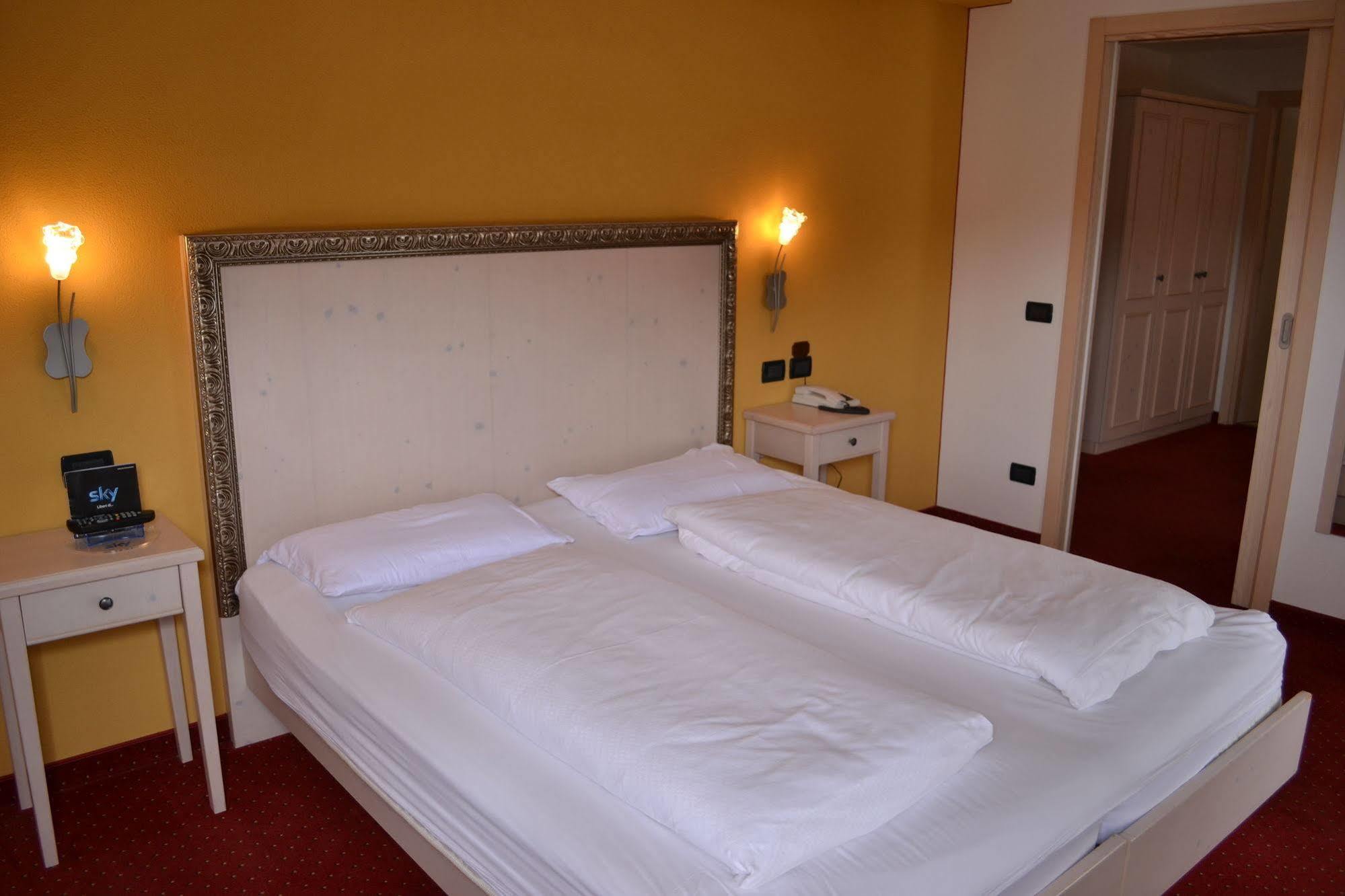 Hotel Piccolo Tibet Livigno Exterior photo