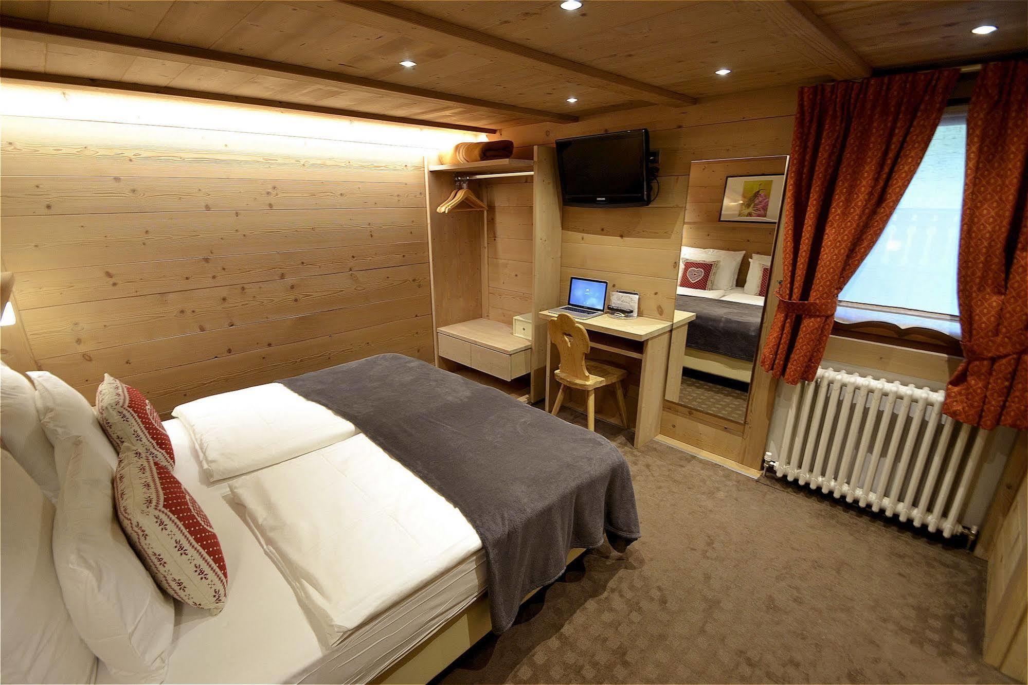 Hotel Piccolo Tibet Livigno Exterior photo